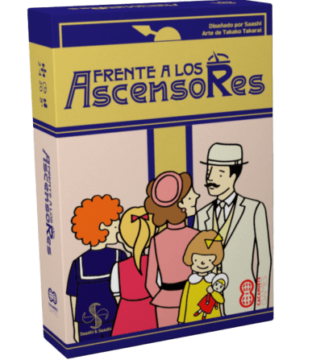 Frente a los ascensores